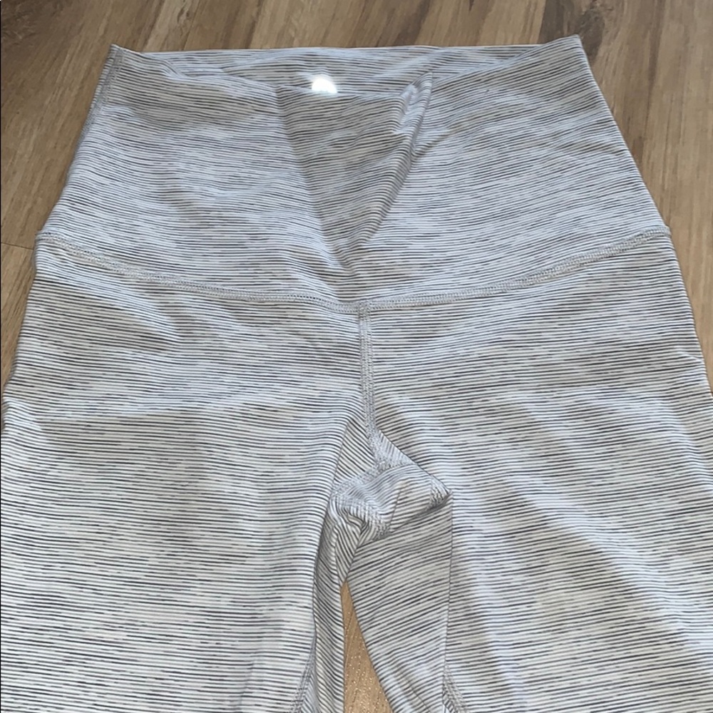 High rise LULU lemon leggings. Size 4 - Picture 3 of 6